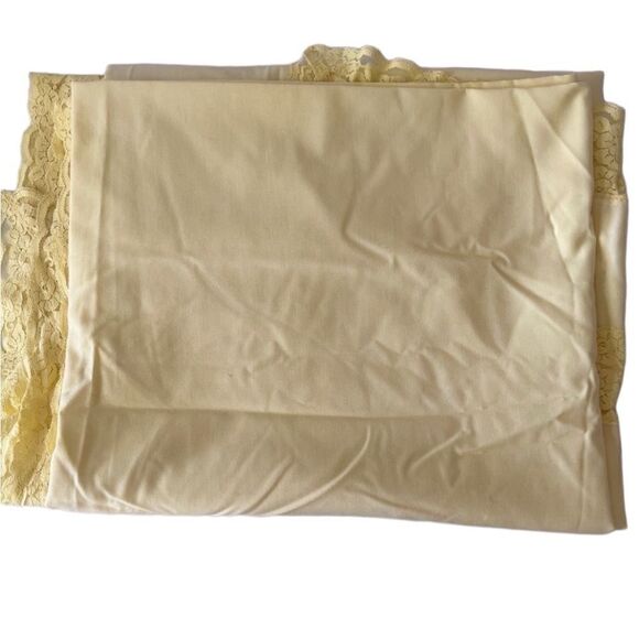 Vintage Linen & Lace Yellow Tablecloth - Picture 1 of 3